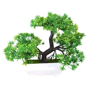 Vista detallada de árbol bonsái pino artificial, primer plano follaje verde plástico mesa.