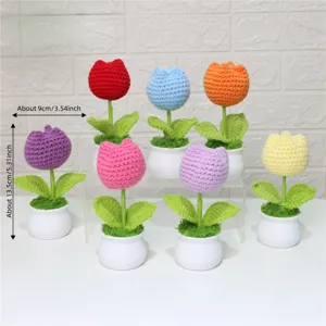 Fleur de tulipe au crochet faite à la main en pot décoration intérieure de bureau.