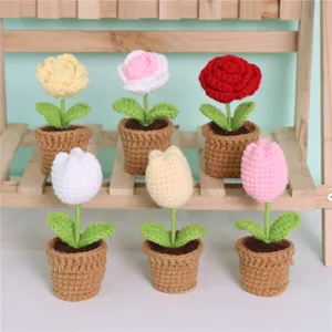 Petite plante en pot au crochet faite main avec fleurs multicolores pour la décoration.