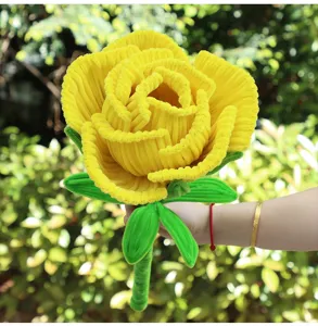 Gran ramo de rosas amarillas hecho a mano con limpiapipas, ideal para regalos y decoración.