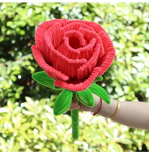 Detalle de ramo de rosas gigante hecho a mano, hermosa flor limpiapipas decoracion, regalo romantico