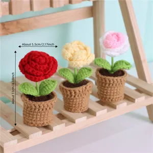 Plante en pot de rose au crochet miniature fleurs tricotées pour décoration bureau