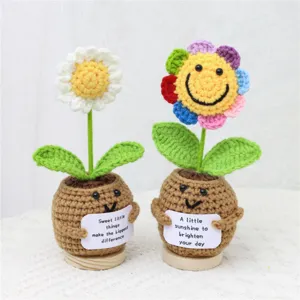 Handgemachte Häkel-Topfblume mit süßem Smiley-Gesicht und inspirierender Karte, ideale Tischdeko.