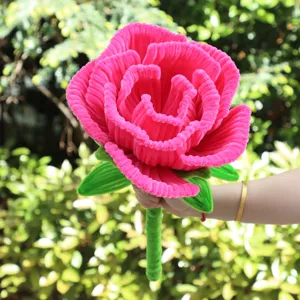 Ramo de rosas gigantes hecho a mano con limpiapipas esponjosos, regalo perfecto de San Valentín.