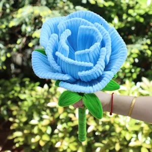 Gigante ramo de rosas azules de limpiapipas hecho a mano regalo para San Valentin.