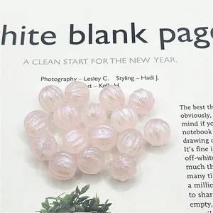 Perles citrouille en acrylique rose pour bijoux DIY, bracelets et coques. Vue détaillée.