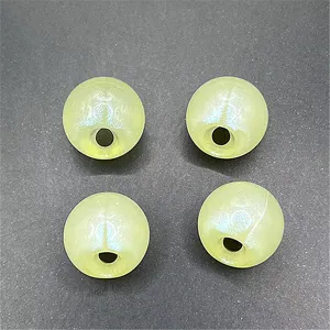 Gros plan detaille montrant des perles rondes lumineuses irisees a trou lateral pour bijoux