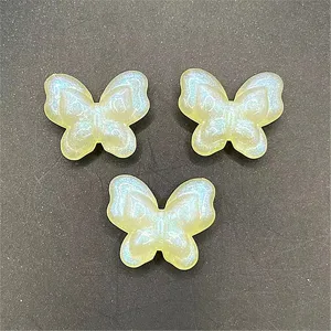 Vue détaillée de perles lâches en acrylique papillon sirène lumineuse pour bijoux DIY.