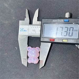 Vue détaillée du charm ours rose mignon DIY, taille mesurée environ 17.30mm clairement.