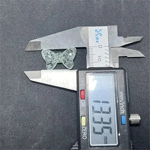 Λεπτομερής λήψη κοντινού πλάνου ενός πράσινου ακρυλικού μενταγιόν χάντρας πεταλούδας.