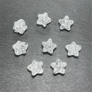 Gros plan de perles etoiles en acrylique transparent craquele pour la creation de bijoux DIY.