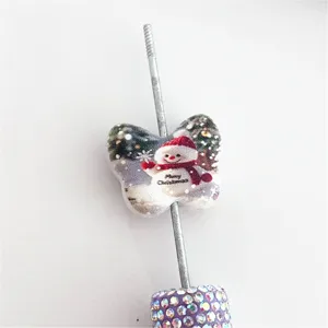 Vue detaille de perle papillon imprimee de bonhomme de neige de Noel pour vos loisirs.