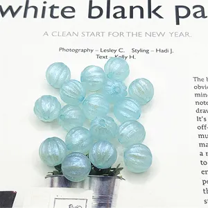 Vue en gros plan de perles citrouille en acrylique bleu clair pour bijoux DIY et accessoires.