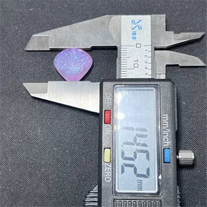Detalle de cuenta de concha sirena mostrando la medida, ideal para joyería DIY y dijes de teléfono.
