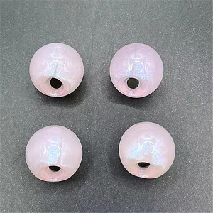 Vue de détail en gros plan de quatre perles DIY lumineuses sirène roses accessoires.