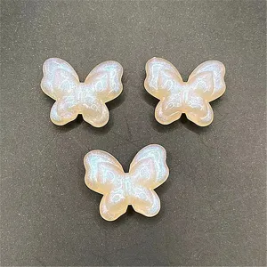 Gros plan detaille de perles papillon en acrylique irise sirene pour breloques de telephone.