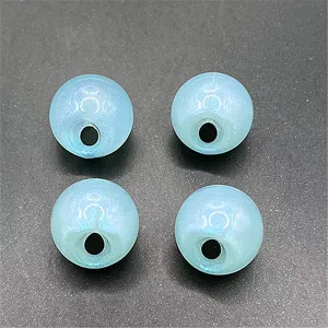 Perles bleues irisées à trou latéral en gros plan, idéal pour accessoires de bijoux faits main.