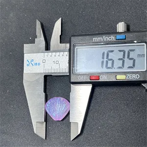 Detalle de cuenta de concha sirena luminosa con agujero vertical para manualidades de joyería.