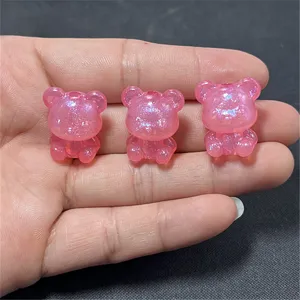 Gros plan détaillé de charms en résine rose brillante avec trous verticaux pour bricolage.