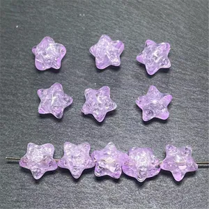 Détail de perles étoile en acrylique craquelé violet, parfait pour la fabrication de bijoux DIY.