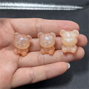 Détail de breloque ours pailleté, perle rose translucide pour bijoux DIY et chaîne de téléphone.