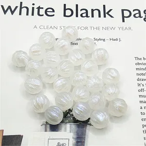 Vue détaillée de perles citrouille en acrylique perlé, matériau de bijoux DIY brillant.