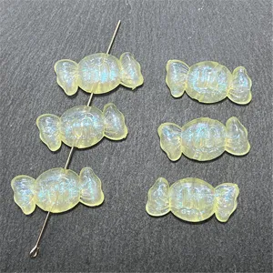 Vista detallada de cuentas de resina de caramelo brillante para dijes DIY y joyería artesanal.