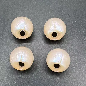 Gros plan de perles à trou décalé pour bijoux DIY et accessoires de pendentifs.