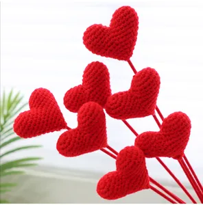 Détail de fleur de cœur rouge au crochet fait main pour déco mariage DIY art floral