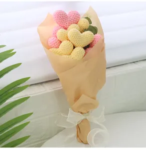 Bouquet de fleurs en tricot de cœur au crochet fait à la main pour décor de fête