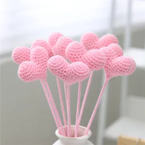 Bouquet de fleurs de cœur roses au crochet, fleurs artificielles en laine pour décoration maison.