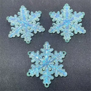 Détail du pendentif flocon de neige lumineux sirène en acrylique avec texture scintillante.
