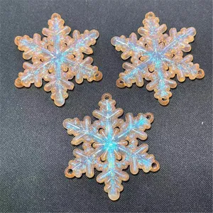 Gros plan sur pendentif flocon de neige sirène en acrylique DIY avec anneaux holographiques.