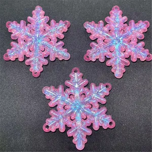 Détail de pendentif flocon de neige en acrylique rose sirène, accessoire de bijoux DIY.