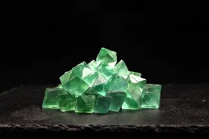 Dettaglio di esemplare minerale di cristallo di ottaedro di fluorite verde, pietra grezza.