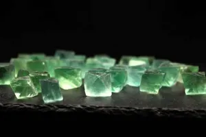 Dettaglio ravvicinato di cristallo di guarigione in pietra grezza di fluorite verde