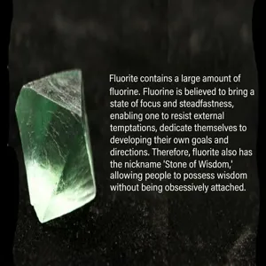 Dettaglio esemplare minerale ottaedro fluorite verde naturale, pietra grezza cristallo.
