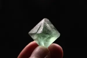 Vista dettagliata di un campione grezzo di cristallo di ottaedro di fluorite verde.
