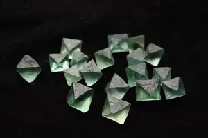 Campione minerale grezzo di ottaedro di fluorite verde naturale pietre curative.