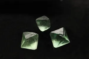 Vista di dettaglio di un campione di pietra grezza minerale di cristallo ottaedro di fluorite.