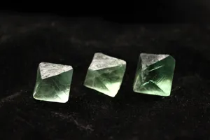 Primo piano dettaglio di campione minerale di cristallo ottaedro di fluorite verde.
