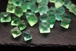 Cristallo grezzo di fluorite verde naturale ottaedro minerale pietra di guarigione.