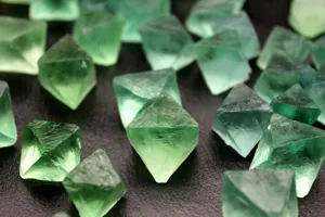 Vista in primo piano di un campione di cristallo grezzo ottaedro di fluorite verde naturale.