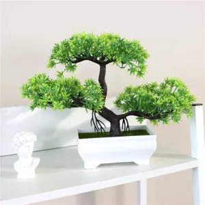 Vista detallada del bonsái de pino artificial, planta falsa verde para decoración.