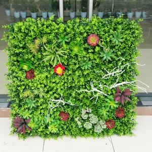Detalle en primer plano del panel de pared de plantas suculentas artificiales, decoración.