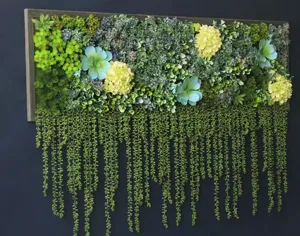 Decoración de pared de suculentas artificiales con marco de madera y enredaderas verdes colgantes.