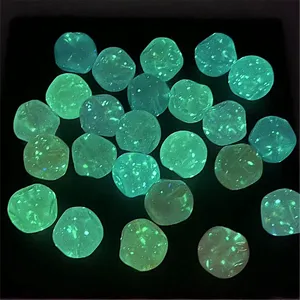 Cuentas de acrílico luminosas piedras irregulares que brillan en la oscuridad para joyería DIY