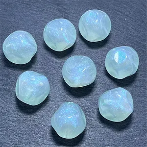 Cuentas de higo luminosas sirena de acrílico vista de detalle para joyería artesanal DIY.