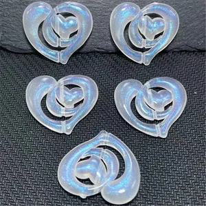 Vue détaillée de pendentifs de bijoux DIY de cœur double lumineux irisés et de perles accessoires.