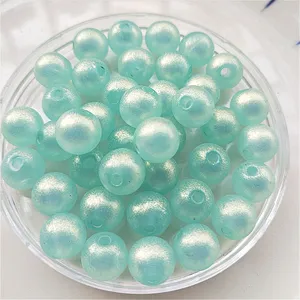 Gros plan détaillé de perles acryliques vert menthe macaron, parfaites pour la bijouterie DIY.